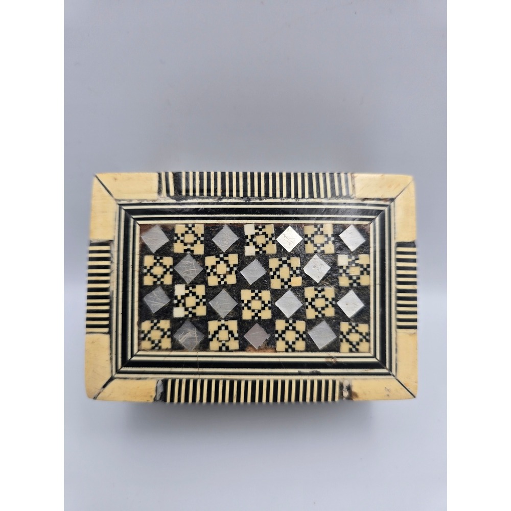 Vintage‎ Wooden Trinket Box Inlaid Mother of Pearl Geometric Design Hinged Lid